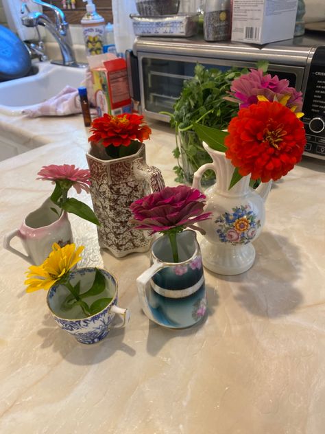 Thrifted Vases Wedding, Thrifted Apartment, Thrifted Vases, House Decor Aesthetic, 18th Party, Party Vibe, Small Vases, Home Decor Aesthetic, Aesthetic Home Decor