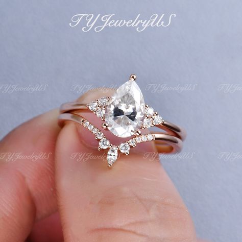 Pear Shaped Engagement Rings With Band, Rings Romantic, Jewellery Designing, Cluster Wedding Ring, 2024 Bride, Rose Gold Bridal Set, Fancy Stuff, Gold Bridal Set, Dream Rings