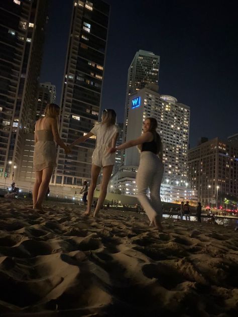 Chicago Beach Aesthetic, Uic Chicago Aesthetic, Chicago With Friends, Chicago Vision Board, Chicago Night Life, Vison Bored Ideas 2024, Chicago Girl Aesthetic, Vison Bored 2024, Uic Chicago