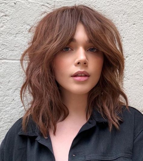 Curtain Bangs For Round Face, Trendy Haircuts Medium, Messy Haircut, Bangs For Round Face, Natural Wavy Hair, Round Face Shape, Hair With Bangs, Round Face Haircuts, Haircuts For Medium Hair