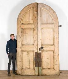 Church Doors, Pine Interior Doors, Plank Door, Iron Hinges, Italy House, Barn Living, Pine Doors, British Architecture, Wood Arch