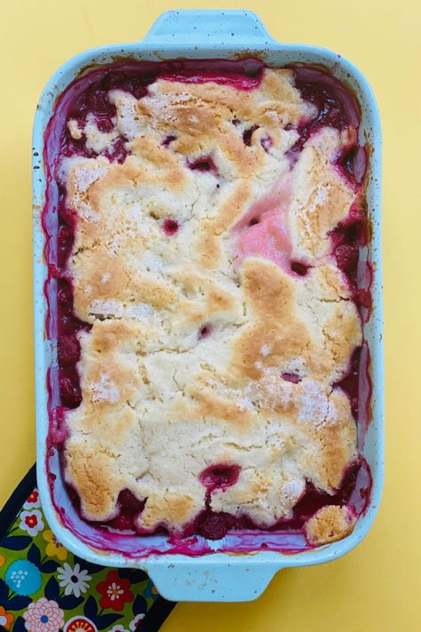 Rasberry Cobbler, Raspberry Cobbler Recipe, Cobbler With Bisquick, Strawberry Cobbler Recipe, Strawberry Cobbler Recipes, Raspberry Cobbler, Easy Blueberry Cobbler, Cobbler Recipes Easy, Cobbler Easy