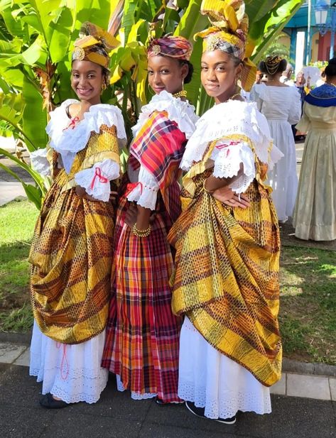 Journée Madras ( Martinique 🇲🇶) Madras Dress Fashion, Traditional Caribbean Clothing, Angolan Traditional Dress, Ae Core, Creole Fashion, Caribbean People, Madras Dress, Caribbean Outfits, Caribbean Culture