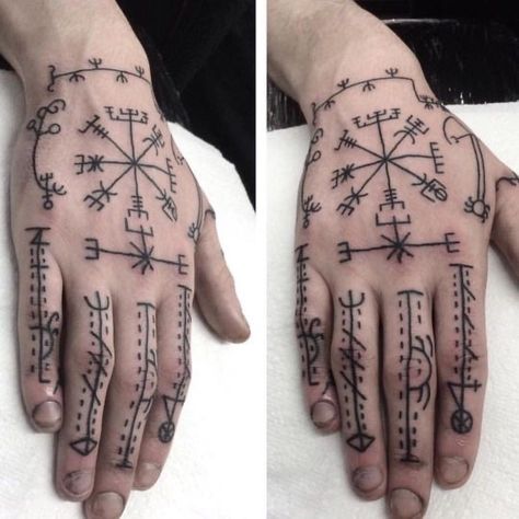 Runes Norse, Vegvisir Tattoo, Contemporary Tattoo, Mangas Tattoo, Scandinavian Tattoo, Tato Henna, Hand And Finger Tattoos, Rune Tattoo, Muster Tattoos