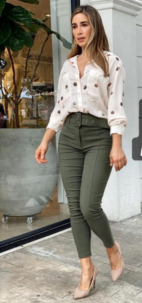 Business Casual With Slacks, Khaki Pants Outfit Women Work Summer, Semi Formal Women Outfit, Semi Casual Outfit Women Work, Semi Formal Outfits For Women Summer, Semiformal Outfit Women, Outfit Semiformal Mujer, Semi Casual Outfit Women, Outfit Semiformal