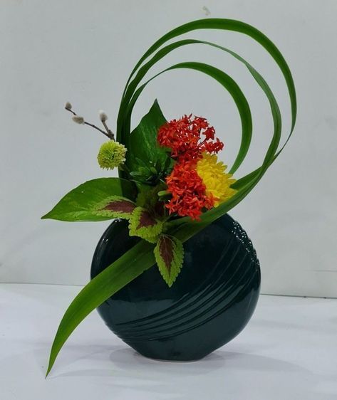 Line Flower Arrangements, Floral Arrangements Ideas, Shawl Embroidery, Arreglos Ikebana, Contemporary Flower Arrangements, Modern Floral Arrangements, Floral Art Arrangements, Sogetsu Ikebana, Tropical Flower Arrangements