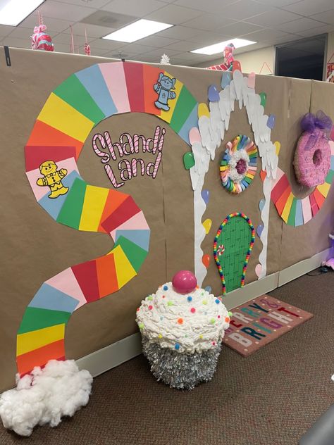 Candyland Christmas Decor, Candy Theme Classroom, Candyland Party Theme, Holiday Classroom Decorations, Candyland Games, Diy Christmas Door Decorations, Classroom Christmas Decorations, Diy Christmas Door, Christmas Classroom Door