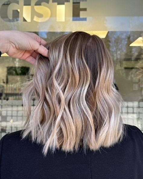 Californian vibes ☀️ Balayage blond californien avec un joli contouring pour accentuer le blond autour du visage ✨ →Forfait balayage #balayage #balayageblonde #blondehair #blondebalayage #hairinspo #hairideas #ombre #coiffeurbesançon #doubs #baumelesdames #besançon #montbeliard #belfort Contouring Blond, Blonde Beige Balayage, Blonde Hair Ombre, Blond Ombre, Balayage Blond, Ombre Blond, Hair Blond, Ombré Hair, Ombre Hair