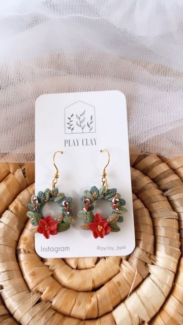 Clay Wreath Earrings, Christmas Wreath Earrings, Polymer Jewellery, Wreath Earrings, Clay Accessories, Etsy Jewelry Handmade, Clay Making, Christmas Jewellery, Mini Wreath