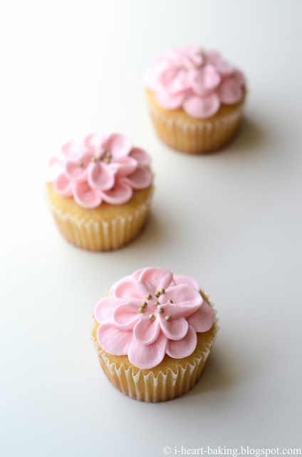 Cute Flower Cupcakes, Birthday Flower Cupcakes, Pink Flower Cupcakes, Cupcakes For Birthday, Cupcake Making, Girl Birthday Cupcakes, Heart Baking, Baby Shower Cupcakes For Girls