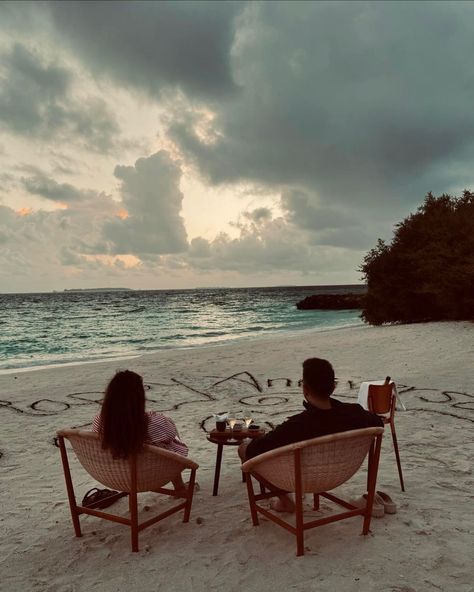 Taking to her social media handle, Parineeti Chopra posted glimpses of her first wedding anniversary celebrations with Raghav Chadha. #raghavchadha #raghavchaddha #parineetichopra #parineeti #anniversary #weddinganniversary #couple #love #relationships Raghav Chadha, Wedding Anniversary Celebration, Bollywood Updates, Parineeti Chopra, First Wedding Anniversary, Bollywood Gossip, Bollywood Actors, Anniversary Celebration, Celebrity Couples