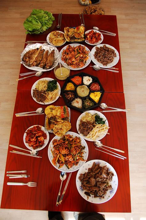 Korean Table Food, Korean Dinner Table, Korean Food Table, Korean Table Setting, Korean Food Photo, Korean Table, Koreansk Mad, Korean Dinner, South Korean Food