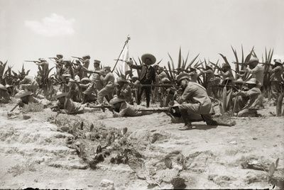 Simulacro de guerra por parte de los cadetes del Colegio Militar, ante el presidente Francisco I. Madero, en Chapultepec, Ciudad de México (1912), Fotos del libro  México: fotografía y revolución  (Lunwerg). Francisco Villa, Mexican Revolution, Pancho Villa, Mexican Culture, Old West, Wild West, Book Worth Reading, Worth Reading, Concept Art