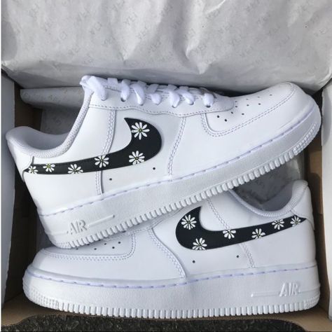 Customize Shoes, Daisy Flower Design, Painted Converse, Hippie Sandals, Nike Air Force 1 Custom, Custom Shoes Diy, Ideal Girl, White Nike Shoes, Nike Shoes Girls