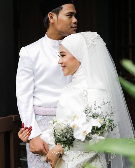 Kulot Pants, Muslim Wedding Photos, Pose Pengantin, Muslim Wedding Photography, Muslimah Wedding, Foto Wedding, Engagement Photography Poses, Wedding Photoshoot Props, Wedding Portrait Poses