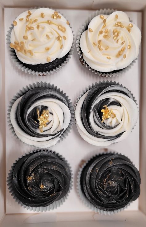 Black Frosting Cupcakes, Cupcakes With Black Frosting, Black And White Swirl Frosting Cupcakes, Black Cupcakes Aesthetic, Rip To My 20s Cupcakes, Black Icing Cupcakes, Black And White Cupcakes Wedding, Male Birthday Cupcakes, Black And Gold Cupcakes For Men