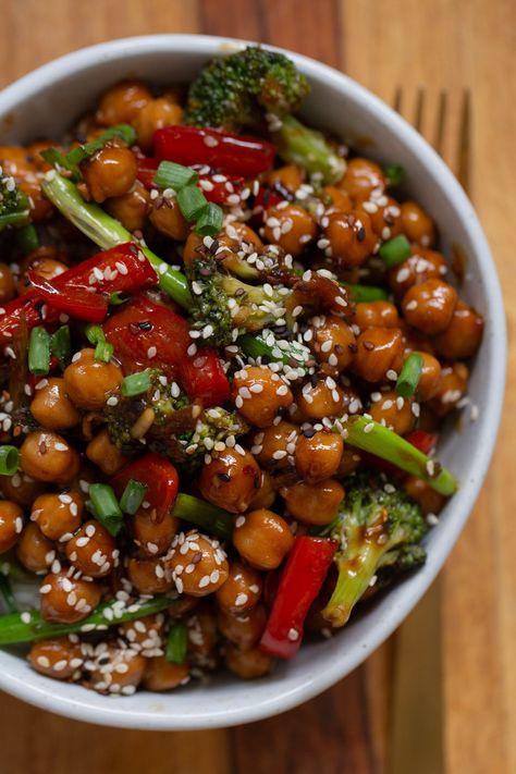 Mongolian chickpeas in the pan after cooking Lunch Ideas Whole Foods, Asian Chickpea Recipes, Mongolian Chickpeas, Sesame Chickpeas, Spicy Roasted Chickpeas, Vegan Chickpea Recipes, Chickpea Quinoa, Chickpea Burgers, Chickpeas Recipe