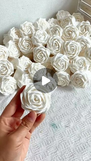 How To Make Rose, Fleurs Diy, Easy Paper Flowers, Flower Decorations Diy, Diy Toilet, Paper Flower Decor, Diy Roses, Paper Flower Bouquet, Paper Making