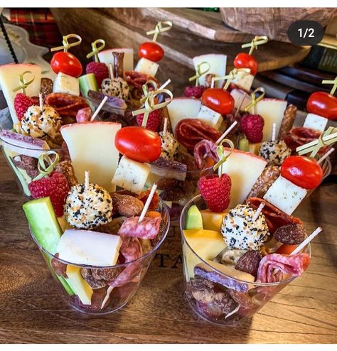 Cupcuterie Ideas, Desert Shooters, Charcuterie Individual, Charcuterie Cup, Single Serve Snacks, Graze Boxes, Fast Appetizers, Grazing Food, Gallery Opening