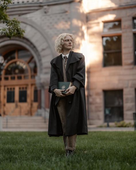 Dark Academia 🕰️📜 Truly one of my fave aesthetics 🕊️ Photos by @bellashusbandtm edited by me ✨ Private School Dark Academia, Academia Photoshoot, Dark Academia Photoshoot, Aesthetics Photos, Goth Dark Academia, Happy Prince, Media Aesthetic, Dark Academy, Forbidden Fruit