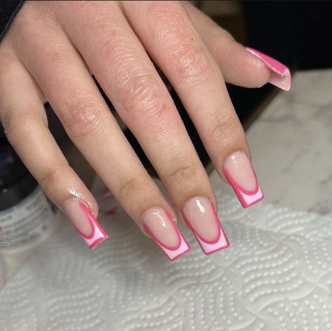 Outline french tip 😍 French Tip With Outline Acrylic Nails, Pink French Tip With White Outline, Pink Outlined French Tips, French Tips With Outline, French Outline Acrylic Nails, Outlined Nails Square, French Tip Outline Nails, Outlined French Tip Nails, Outline Nail Design