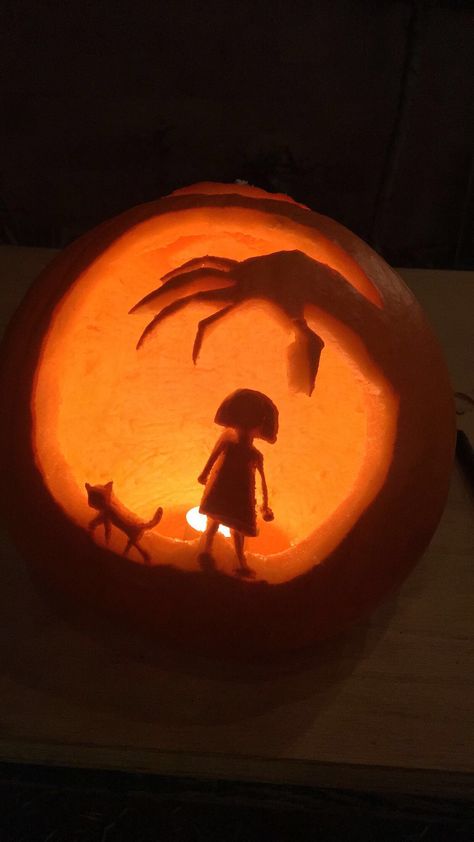 Coraline Jack O Lantern, Pumpkin Carving Coraline, Musical Pumpkins, Moon Pumpkin Carving, Coraline Pumpkin Carving, Advanced Pumpkin Carving, Coraline Pumpkin, Aesthetic Pumpkin Carving, Tattoo Spooky