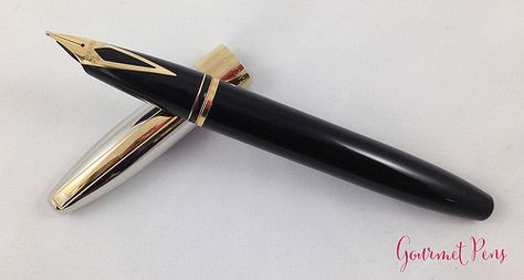 Review: Sheaffer Legacy Heritage Black/Palladium Fountain Pen - Broad @ThePenCompany @Sheaffer_Page Sheaffer Fountain Pen, Elegant Pens, Writing Pens, Food Platters, Fountain Pen Ink, Fountain Pens, Pen And Paper, Anniversary Celebration, Writing Instruments