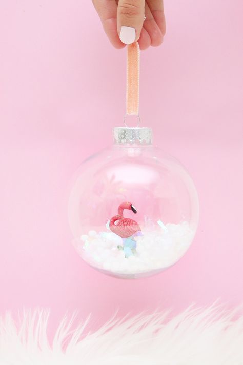 Follow this tutorial to make your own adorable DIY flamingo snow globe ornament because your Christmas tree needs a little pinik! Diy Flamingo, Snow Globe Ornament, Flamingo Craft, Flamingo Ornament, Ornaments Homemade, Fun Ornaments, Unique Christmas Ornaments, Tropical Christmas, Fabulous Diy