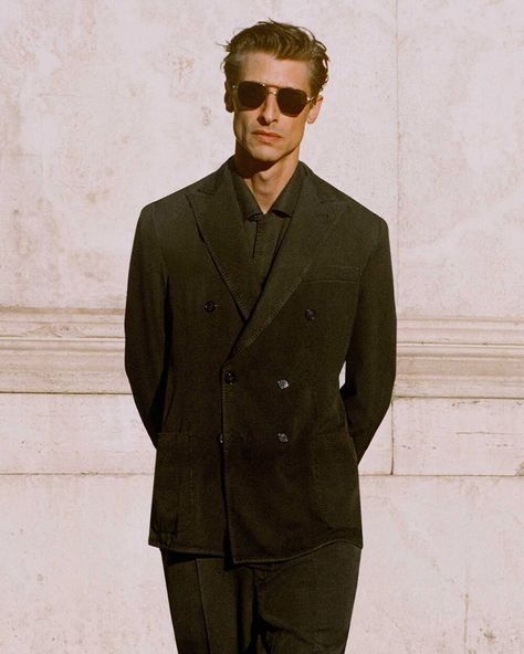 Black Shirt Blazer Outfit Men, Black Suit Aesthetic Men, 90s Suit Men, Preppy Outfits Men, Formal Streetwear, All Black Suit, Black Motorcycle Jacket, Black Overcoat, Black Outfit Men