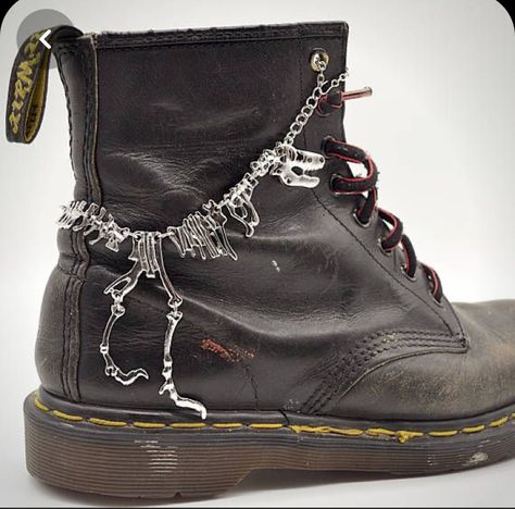 Doctor Martens, Boot Chains, Looks Black, Glam Rock, Doc Martens, Cute Jewelry, Dr. Martens, Cute Shoes, Look Fashion