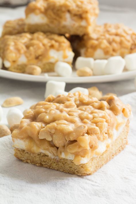 Recipe for Salted Peanut Marshmallow Bars. Easy to make and tastes similar to Payday Candy Bars.  Great for afternoon snacks and lunchbox treats!  #recipes #dessert #beginner #easy #peanutbutter #marshmallows #lunchbox via @peartreechefs Payday Candy, Payday Candy Bar, Marshmallow Bars, Lunchbox Treats, Dessert Bar Recipe, Cake Bars, Candy Bars, Köstliche Desserts, Great Desserts