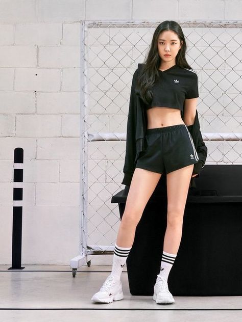 90s Fashion Outfits Hip Hop, Korean Fashion Outfits, 90s Fashion Outfits, Korean Girl Fashion, Ulzzang Fashion, Sporty Outfits, Korean Street Fashion, Korean Outfits, Kpop Fashion