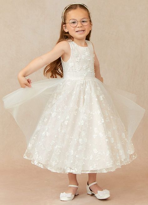 Darcey is the perfect 3D-lace and tulle, Tea length dress for your flower girl. She has a scoop neckline that features a keyhole and a cute tulle bow tie at the back of her A-line silhouette. Flower Girl Dress Pattern, Champagne Flower Girl, Tea Length Flower Girl Dress, Flower Girl Dresses Champagne, Tea Length Tulle, Rustic Flower Girls, Pink Flower Girl Dresses, Girls White Dress, White Flower Girl Dresses