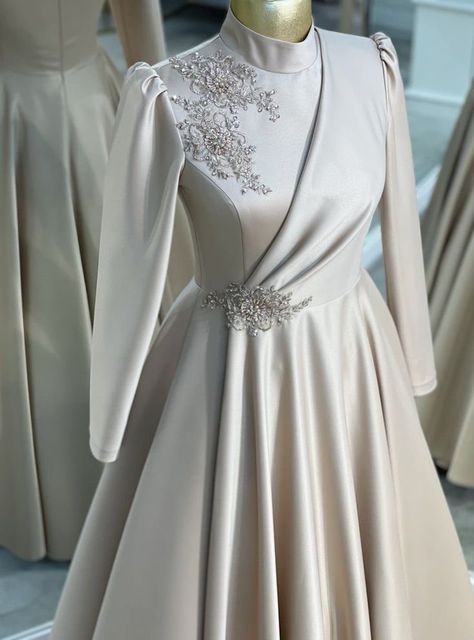 Long Gown Ideas, Modest Gowns, Dress Soiree, Simple Long Dress, Gown Ideas, Modest Evening Dress, Bride Dress Simple, Elegant Ball Gowns, Simple Bridesmaid Dresses