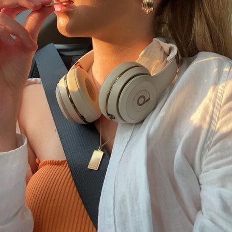 Workout Headphones Aesthetic, Over Head Headphones Aesthetic, Beats Over Ear Headphones, Headphones Beats Aesthetic, Over The Head Headphones Aesthetic, Headphones Astethic, Headphones Aesthetic Beats, Beats Headphones Aesthetic Outfit, Sennheiser Headphones Aesthetic