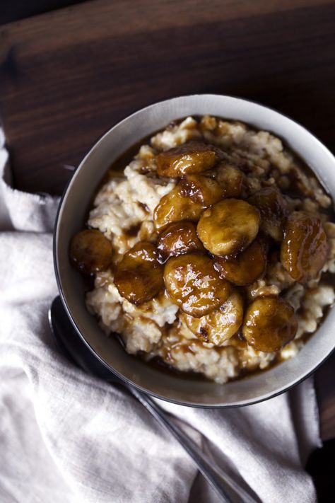 Banana Upside Down Cake, Banana Foster, Gluten Free Brunch, Bowl Of Oatmeal, Steel Cut Oatmeal, Recipes Gluten Free, Berry Breakfast, Easy Oatmeal, Caramelized Bananas