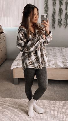 Legging Flannel Outfit, Leggings With Button Down Shirt, Flannel Aesthetic Outfits, Women’s Flannel Outfits, Fall Outfits With Flannels, Outfits With A Flannel, Fall Flannel Aesthetic, Flannel Outfits With Leggings, Flannel Sweater Outfit