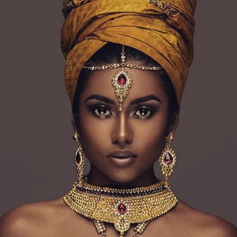 ENVOI LifeStyle on Instagram: “Beauty is in the eye of the beholder - Or just everywhere... ENVOI Loves this- #beauty #livetheenvoilife #pretty #purestyleedition #queen” New Natural Hairstyles, Head Wrap Styles, Beauty Posters, African Head Wraps, African Queen, Frame Canvas, Hair Wraps, Head Piece, African Beauty