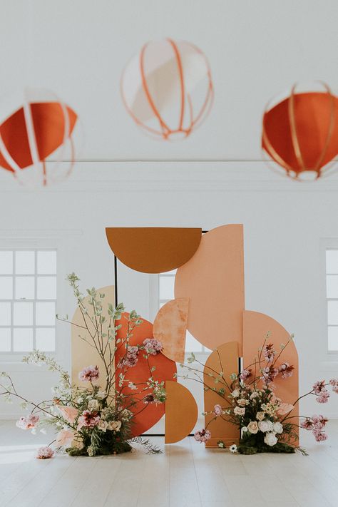 Asian Themed Wedding, Wedding Altar Decor, Asian Wedding Inspiration, Asian Wedding Decor, Ruangan Studio, Orange Wedding Themes, Asian Inspired Wedding, Wedding Altar, Burnt Orange Weddings