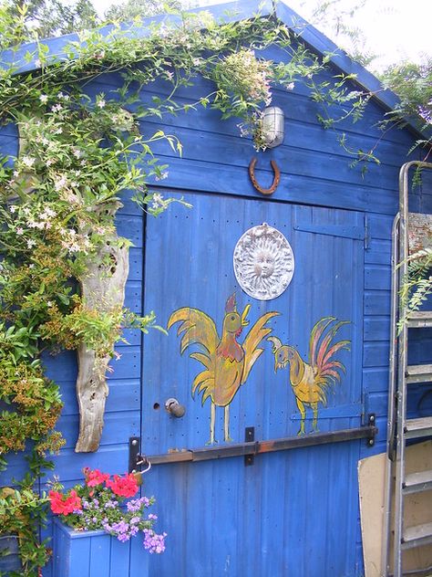 Blue Shed Colors, Shed And Fence Colour Ideas, Creative Shed Painting, Shed Blue Door, Painted Sheds Ideas Colour, Blue Fence, Blue Shed, Painted Shed, Shed Office