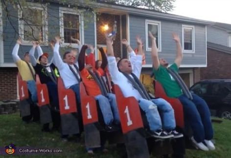 15 Group Halloween Costumes For 2018 That Are Total Squad Goals - Society19 Carnival Theme Halloween, Roller Coaster Costume, Halloween Group Ideas, Office Halloween Ideas, Team Costume Ideas, Halloween Group Costume Ideas, Work Halloween Costumes, Halloween Bed, Funny Group Halloween Costumes