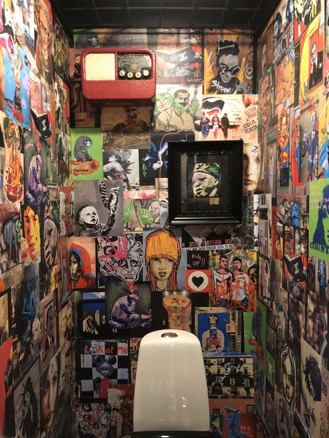 Retro Store Interior, Street Style Bathroom, Punk Venue Bathroom, Punk Rock Bathroom, Bar Bathroom Aesthetic, Punk Bathroom, Bar Bathroom Ideas, Grunge Bathroom, Punk Interior