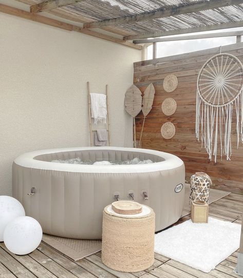 Whirpool Outdoor, Coin Spa, Minimalist Closet Organization, Small Hot Tub, Deco Spa, Futuristic Decor, Tub Room, Hot Tub Room, Inflatable Hot Tub