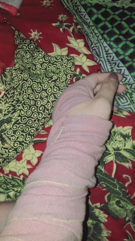 Crepe Bandage Hand Snap, Bandage Hands Snapchat, Bandage Snapchat Story, Injured Snapchat Story, Hand Fracture Snap, Bandage Snap, Accident Dp, Burned Hand Pic, Bandage On Hand Dpz