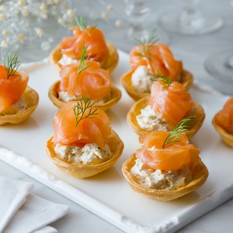 Recipe Smoked Salmon Canapes, Salmon Canapes, Fancy Appetizers, Impressive Recipes, Chicken Pasta Recipes, Finger Food Appetizers, Delicious Dinner Recipes, Smoked Salmon, Dessert For Dinner