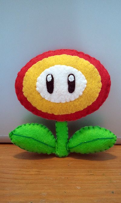 How to Make a Super Mario Fire Flower felt plushie tutorial Nintendo Crafts, Plushie Tutorial, Felt Pillows, Mario Crafts, Make A Fire, Felt Plushie, Mario Plush, Flower Felt, Geeky Craft