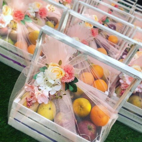 Fruit Bouquet Ideas, Wedding Gift Hampers, Fruit Hampers, Food Bouquet, Fruit Basket Gift, Wedding Gift Pack, Creative Wedding Gifts, Bridal Gift Wrapping Ideas, Wedding Gifts Packaging