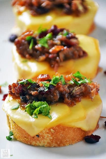 Bacon Jam Crostini, New Years Eve Menu, Yummy Appetizers Parties, New Years Appetizers, New Year's Eve Appetizers, New Years Eve Food, New Years Eve Dinner, Bacon Jam, New Year's Food