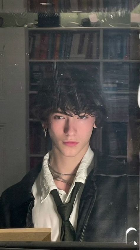 🌛 Jamie Core, Cardan Greenbriar, Black Hair Boy, Dark Academia Outfit, Boy Face, Aesthetic Boys, Aesthetic Guys, Attractive Guys, Boy Hairstyles