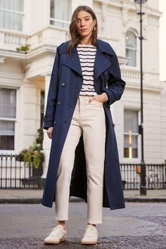 Navy Blue Coat Outfit, Navy Coat Outfit, Blue Coat Outfit, Trench Coat Outfit Fall, Fall Coat Outfit, Trench Outfit, Winter Coat Outfits, Navy Trench Coat, Love Roses